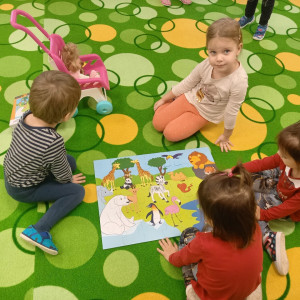 Dřeváčkový tanec, tělocvična a jiné