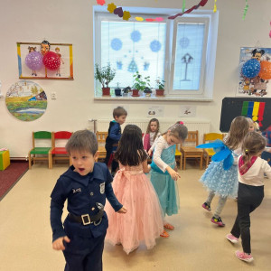 Karneval u Veverek, návštěva knihov